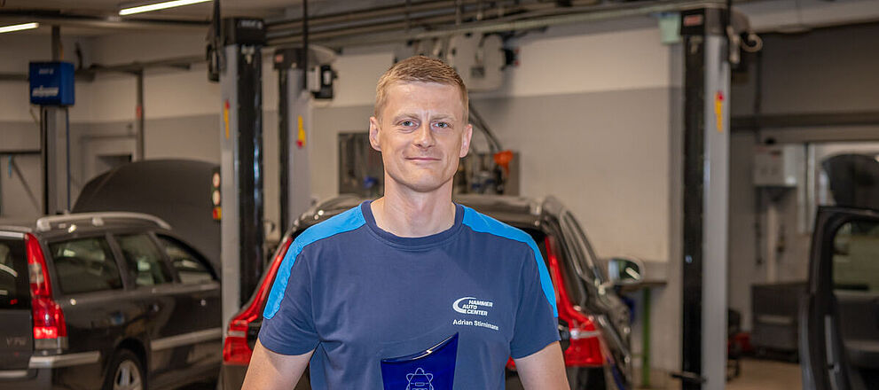 Adrian Stirnimann mit der Volvo Genius Technician Auszeichnung