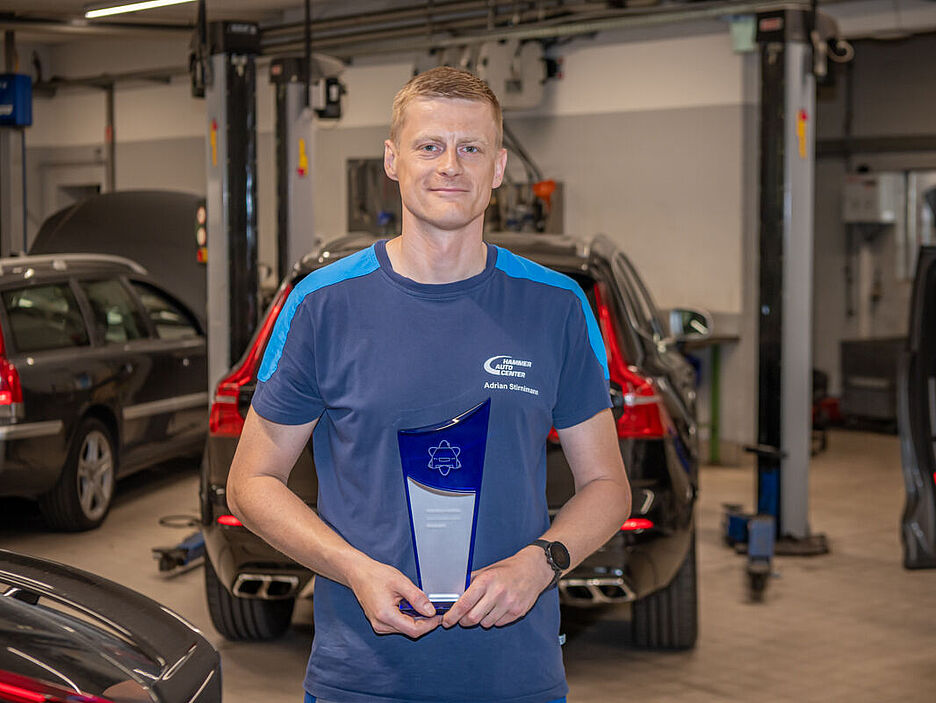 Adrian Stirnimann mit der Volvo Genius Tecnician Auszeichnung