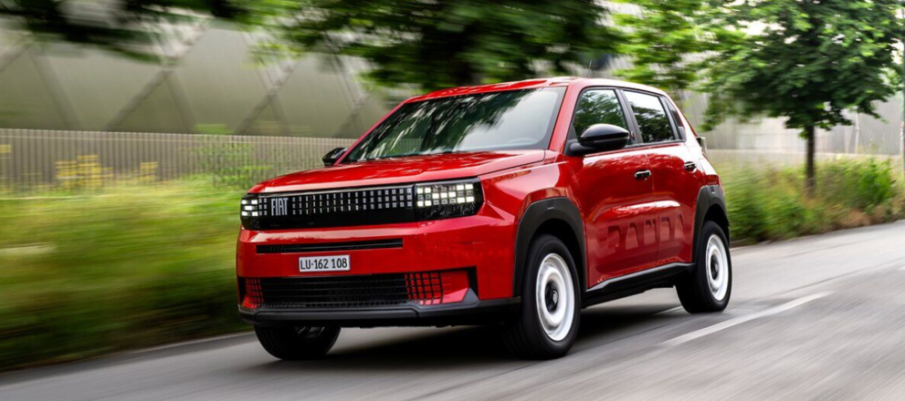 Fiat Grande Panda in Rot fahrend
