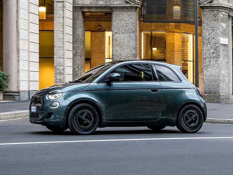 Fiat 500 Armani Collector’s Edition in Dark Grey vor einem beleuchteten Gebäude