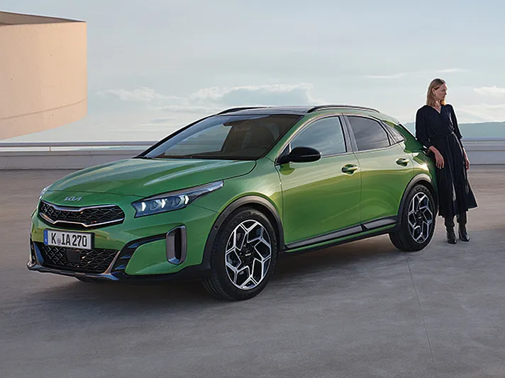 Parkierter Kia XCeed grün mit Person
