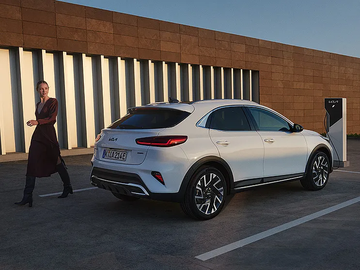 Parkierter Kia XCeed weiss mit Person