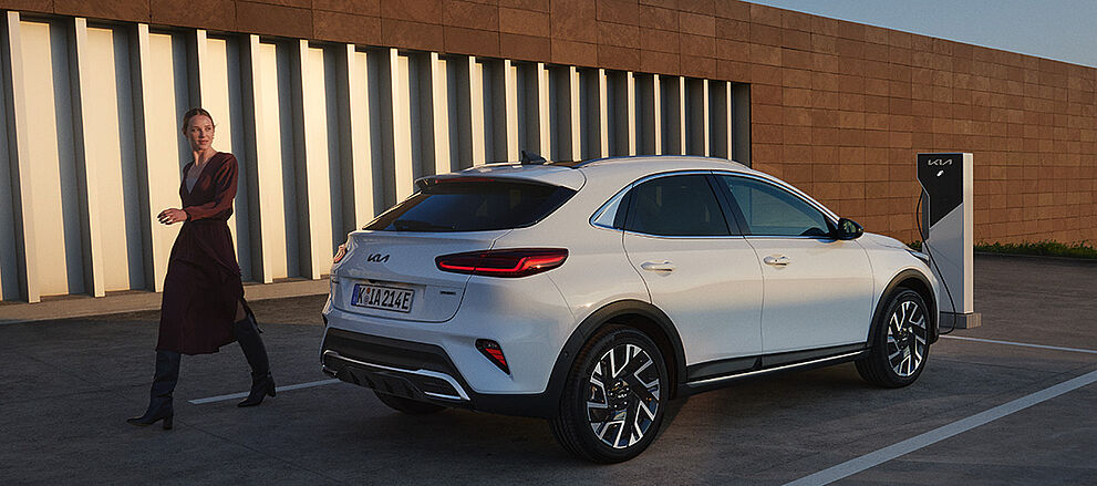 Parkierter Kia XCeed weiss mit Person