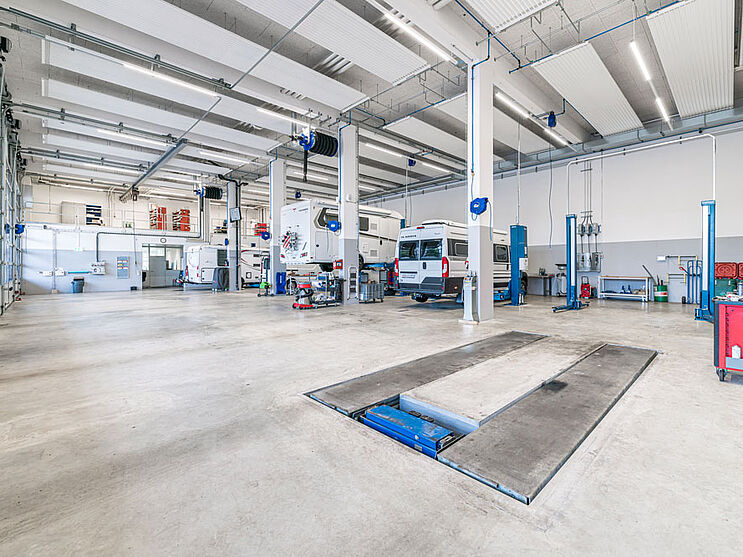 Grosse Werkstatt für Nutzfahrzeuge und Wohnmobile bei Hammer Auto Center