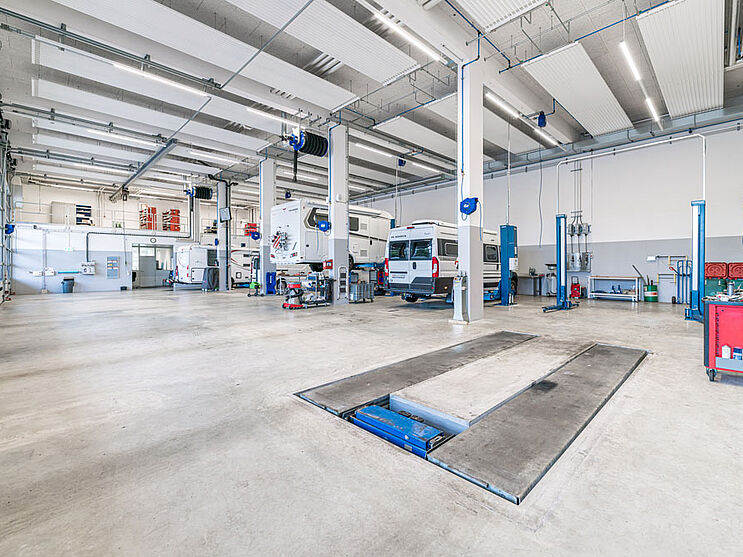 Grosse Werkstatt für Nutzfahrzeuge und Wohnmobile bei Hammer Auto Center