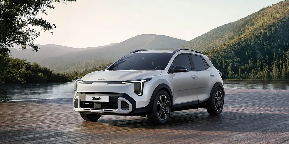 Kia Stonic 2026 in Weiss vor See auf Holzplattform