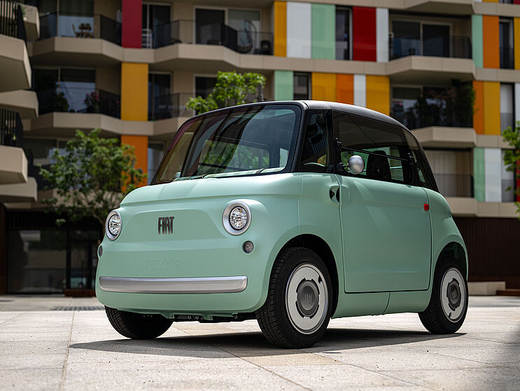 Fiat Topolino von aussen vor farbigen Gebäude