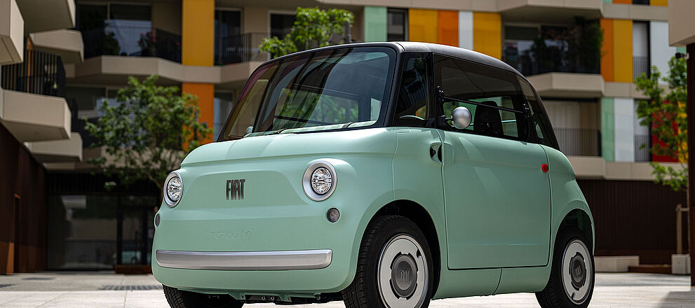 Fiat Topolino von aussen vor farbigen Gebäude