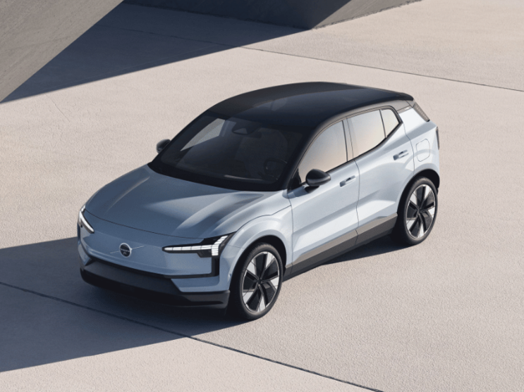 Der neue Volvo EX30 steht zur Probefahrt bereit.