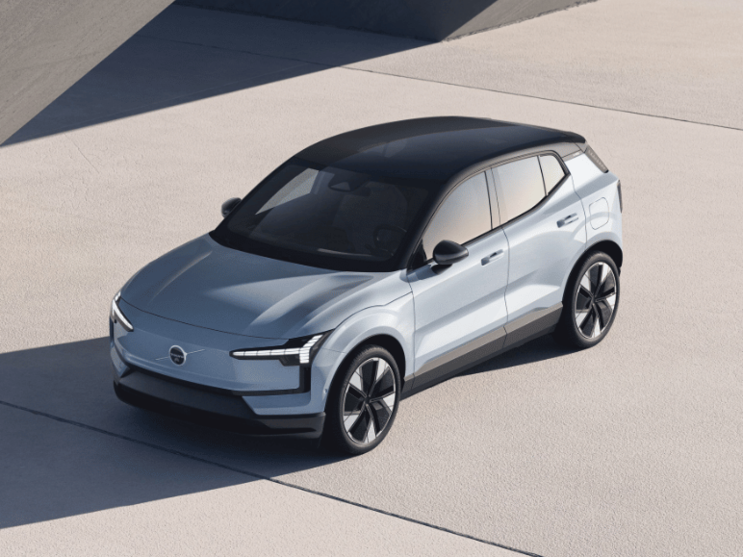 Der neue Volvo EX30 steht zur Probefahrt bereit.