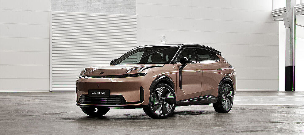 Lynk & Co 08 Front in einer Lagerhalle