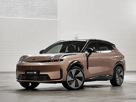 Lynk & Co 08 Front in einer Lagerhalle