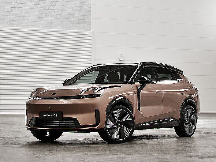 Lynk & Co 08 Front in einer Lagerhalle