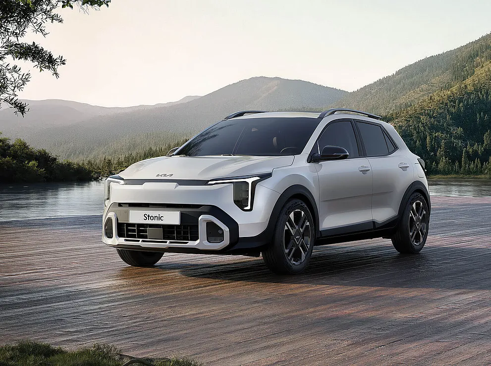 Kia Stonic 2026 in Weiss vor See auf Holzplattform