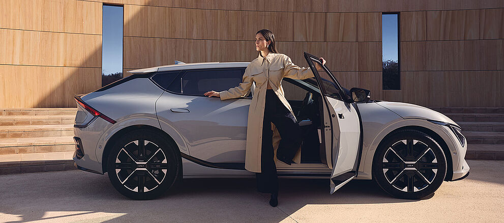 Kia EV6 mit Frau die aus dem Fahrzeug steigt