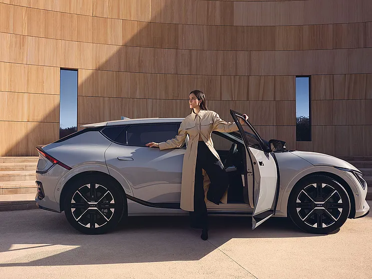 Kia EV6 mit Frau die aus dem Fahrzeug steigt