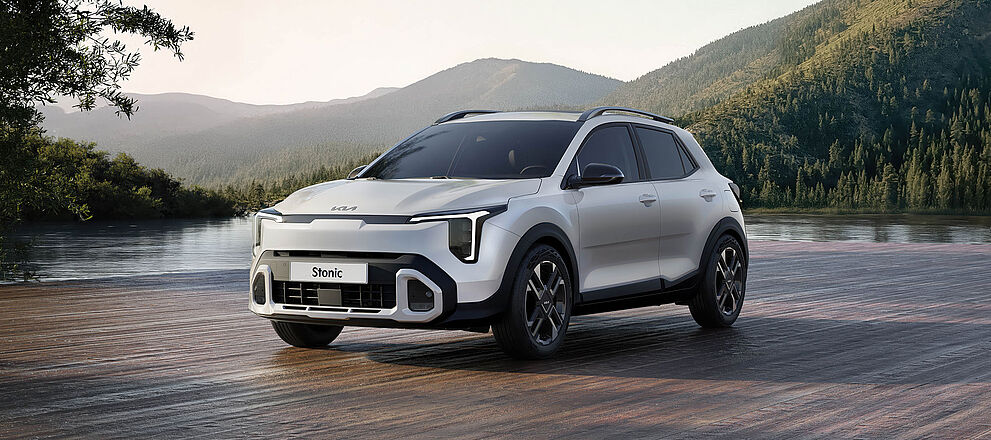 Kia Stonic in Weiss mit See und Wald im Hintergrund