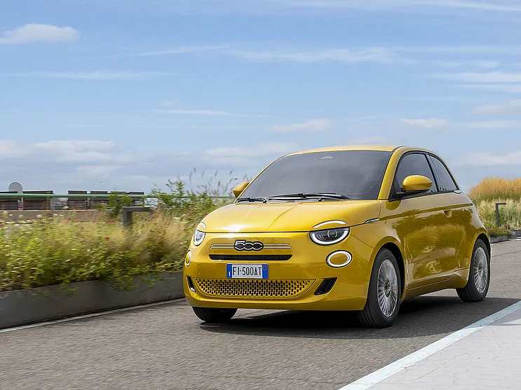 Fiat 500 Hybrid Torino gelb auf der Strasse