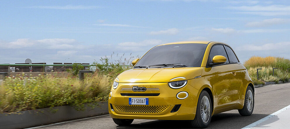 Fiat 500 Hybrid Torino gelb auf der Strasse