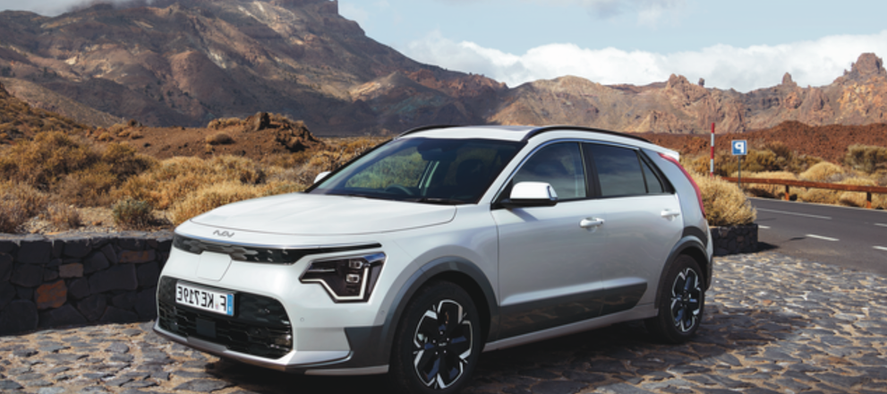 Kia Niro auf Pflasterstrasse mit Berg im Hintergrund