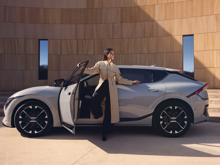 Kia EV6 mit Frau die aus dem Fahrzeug steigt