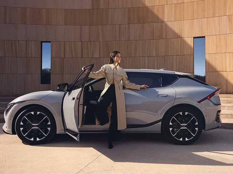 Kia EV6 mit Frau die aus dem Fahrzeug steigt
