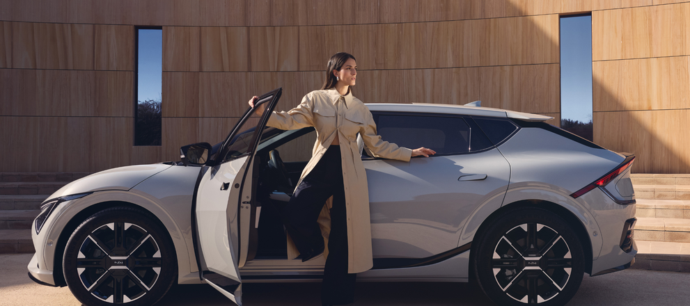 Kia EV6 mit Frau die aus dem Fahrzeug steigt
