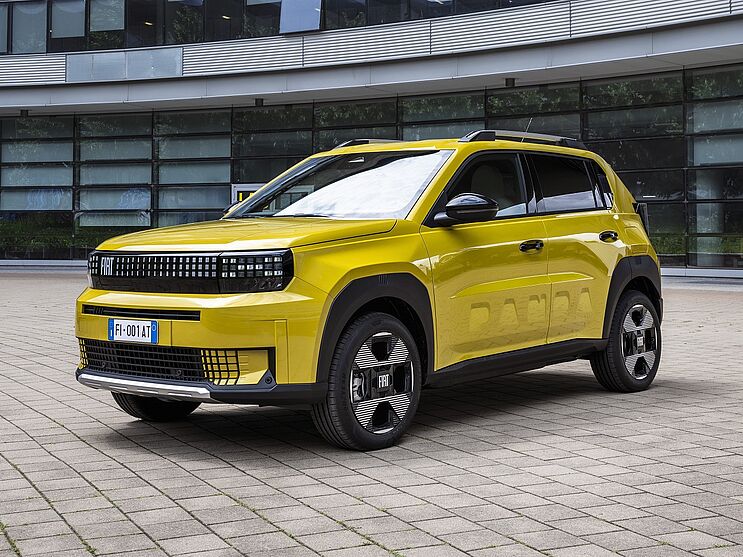 Fiat Grande Panda in gelb vor einem Gebäude