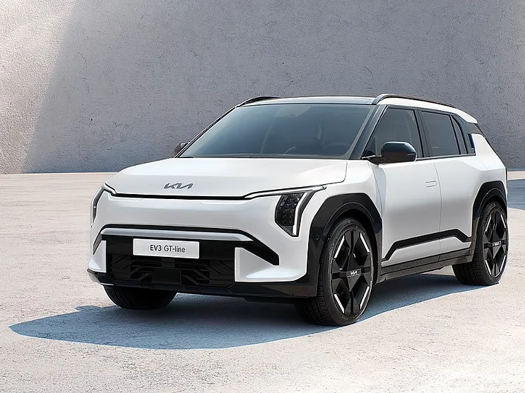 Vollelektrischer Kia EV3 in weiss seitlich von vorne