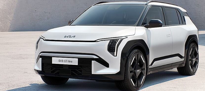 Vollelektrischer Kia EV3 in weiss seitlich von vorne